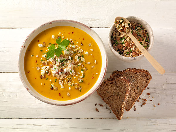 Süßkartoffel-Möhren-Suppe mit Ingwer, Nuss-Hafer-Topping und Feta