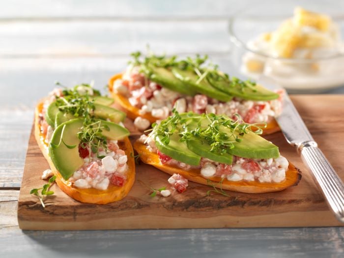 Süßkartoffel-Toast mit Tomaten-Hüttenkäse-Aufstrich, Avocado und Bananenjoghurt zum Dessert