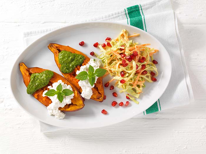 Süßkartoffeln mit Rohkost-Salat, Hüttenkäse und Pesto