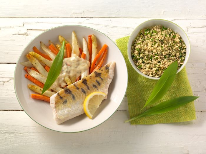 Zanderfilets auf Ofenspargel mit Zitronensauce und Kräutercouscous