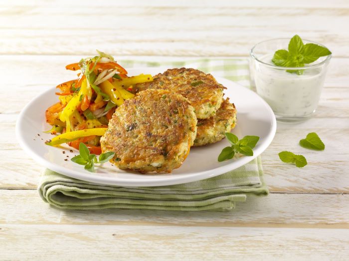 Quinoa-Süßkartoffel-Plätzchen mit Paprikagemüse und Joghurt-Minz-Dip